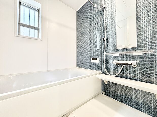 一日の疲れを癒してくれる明るい清潔感のあるバスルーム