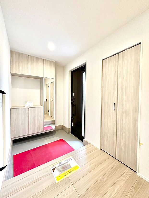 明るい玄関はお客様をお出迎えするのにぴったりです！ 