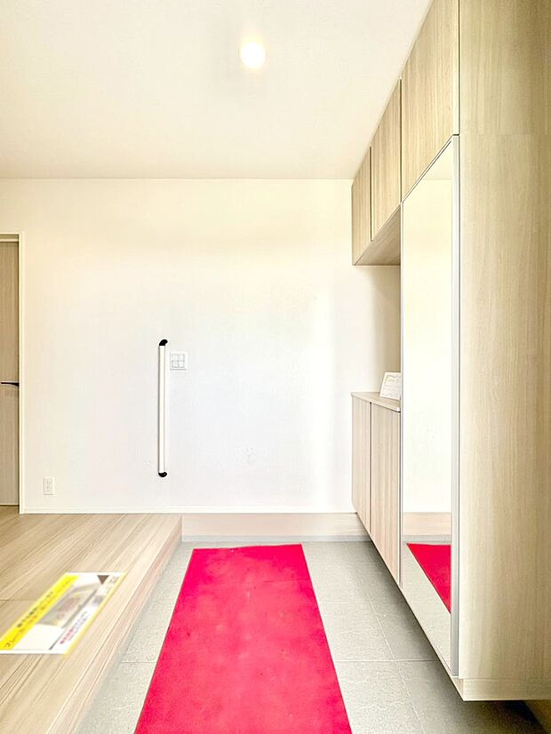 家族の帰宅やお客様をあたたかく迎える玄関  