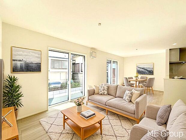 ご家族の賑やかな話し声で包まれる明るいリビング  ※家具はCGです