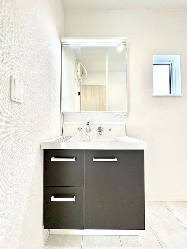 大きく見やすい三面鏡で清潔感ある洗面台は、身だしなみチェックや肌のお手入れにおすすめです。 