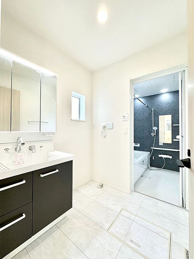 明るい洗面所は毎朝の身支度も楽しくできちゃいそうです。