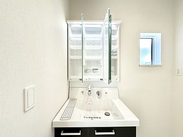 三面鏡の裏に、化粧品や衛生用品などを収納可能。洗面台をすっきりと保ちます！