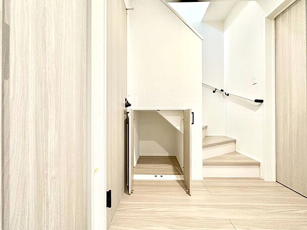 日用品のストックや水などの備蓄に使える階段下収納。