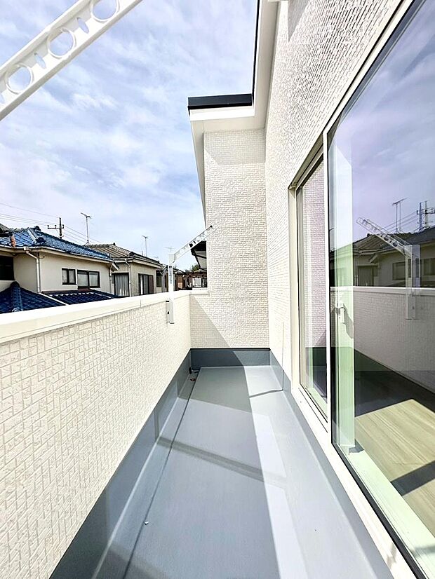 暖かな陽光が降り注ぐバルコニーはお洗濯におすすめ。爽やかな風も心地よいです。 