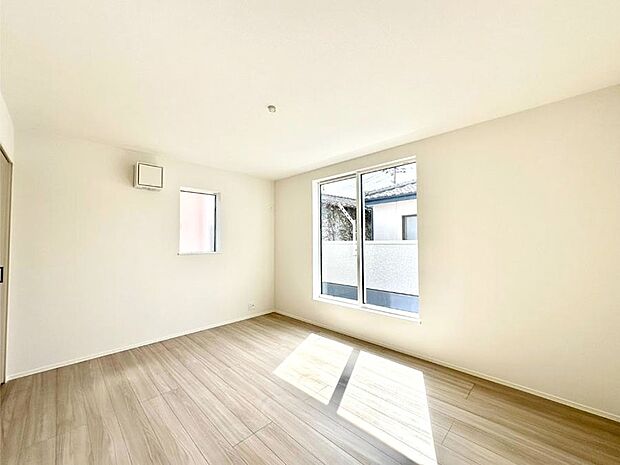 明るいバルコニーサイドに洋室を設置。目覚めの良い寝室に。 