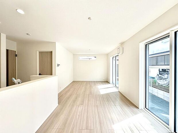 大きな窓からたっぷりの陽光と風を感じられるリビング  