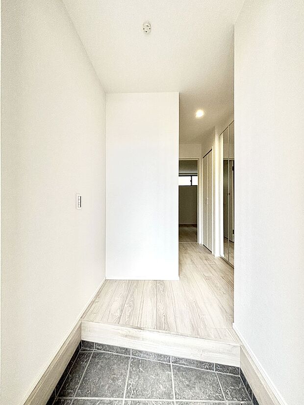 家族の帰宅やお客様をあたたかく迎える玄関  