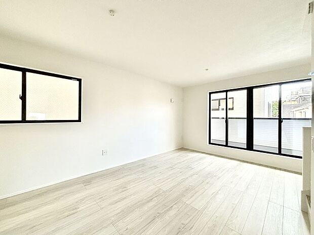 大きな窓からたっぷりの陽光と風を感じられるリビング