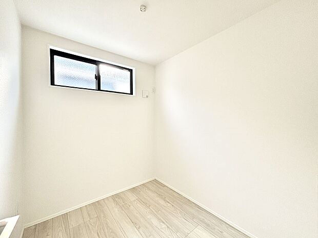 窓からのやさしい光が心地よいプライベートルーム