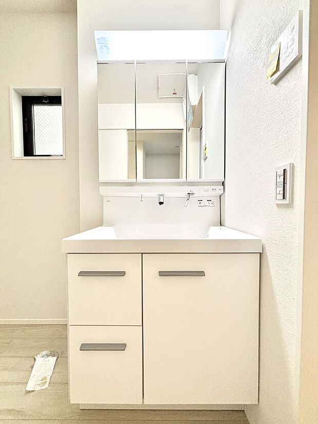 大きく見やすい三面鏡で清潔感ある洗面台は、身だしなみチェックや肌のお手入れにおすすめです。