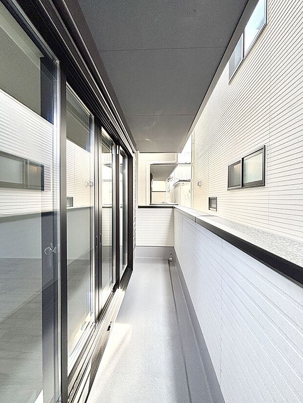 暖かな陽光が降り注ぐバルコニーはお洗濯におすすめ。爽やかな風も心地よいです。