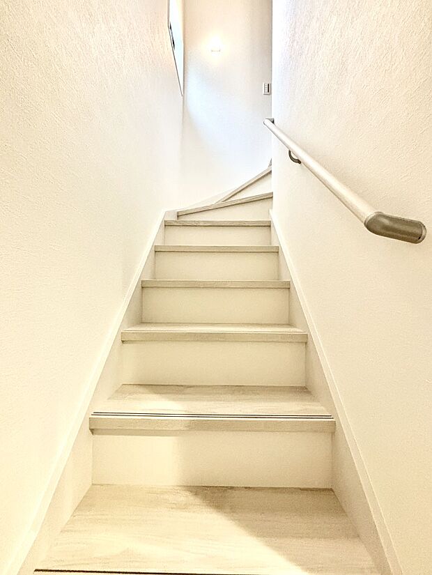 階段は手すり付きなので小さなお子さまやご高齢の方も安心です