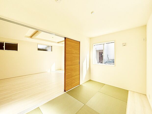 リビング隣接の和室は毎日の暮らしに癒しと安らぎをもたらしてくれます