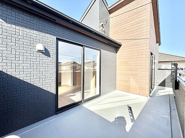 ゆったりバルコニーだから沢山お洗濯ものを干せます。