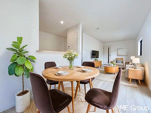 ご家族の賑やかな話し声で包まれる明るいリビング  ※家具はCGです