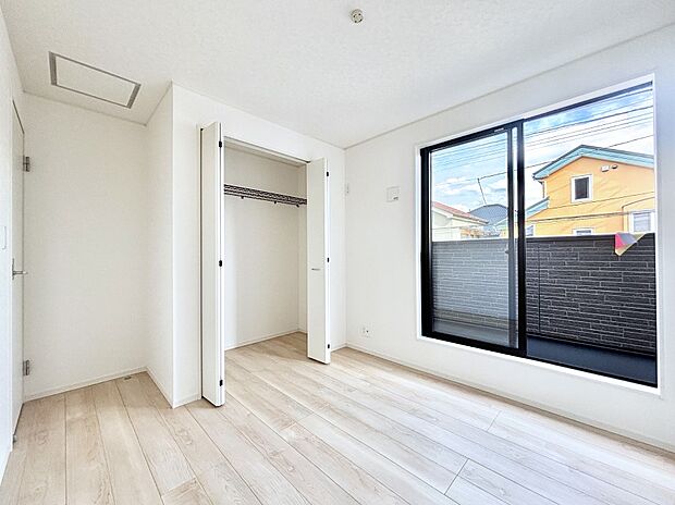 明るいバルコニーサイドに洋室を設置。目覚めの良い寝室に。 