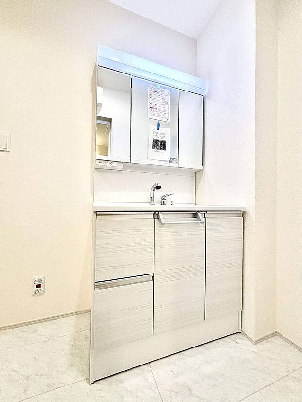 大きく見やすい三面鏡で清潔感ある洗面台は、身だしなみチェックや肌のお手入れにおすすめです。 