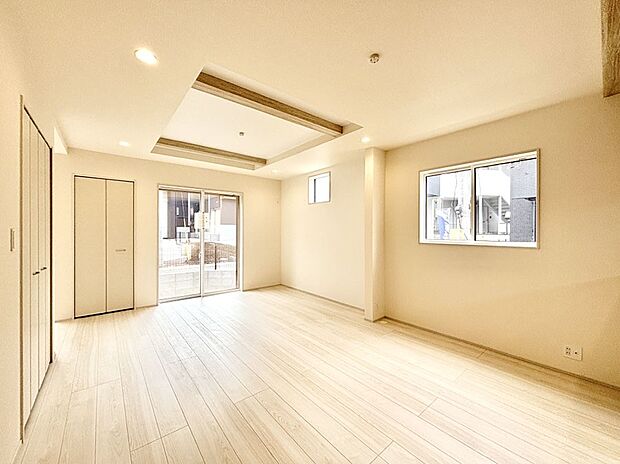 明るい陽光が注ぎ、寛ぎの雰囲気に満たされるダイニング。   