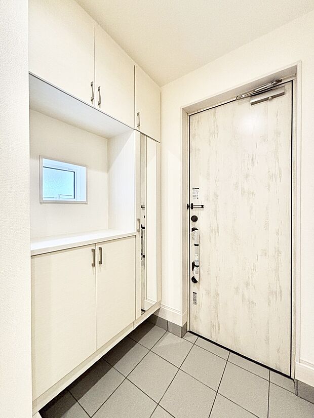 下駄箱はご家族の写真や季節のインテリアで飾り棚として演出できます