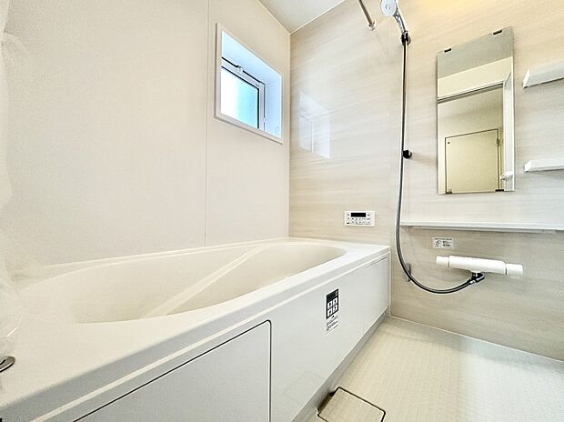 一日の疲れを癒してくれる明るい清潔感のあるバスルーム