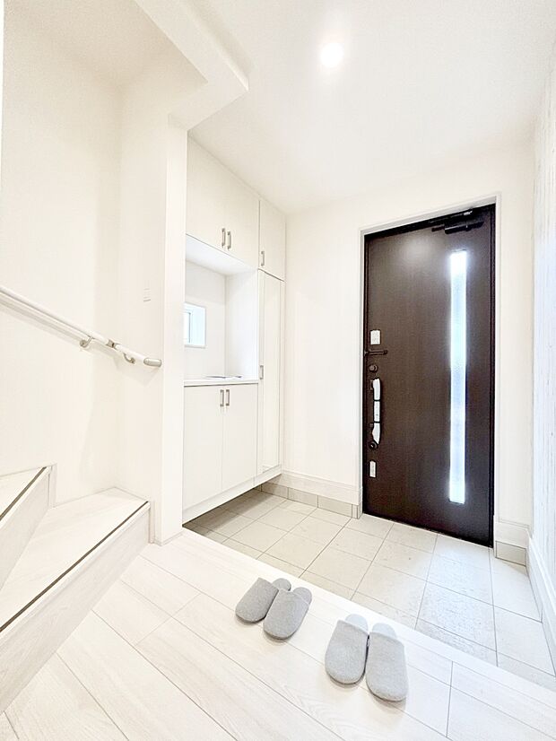 明るい玄関はお客様をお出迎えするのにぴったりです！ 