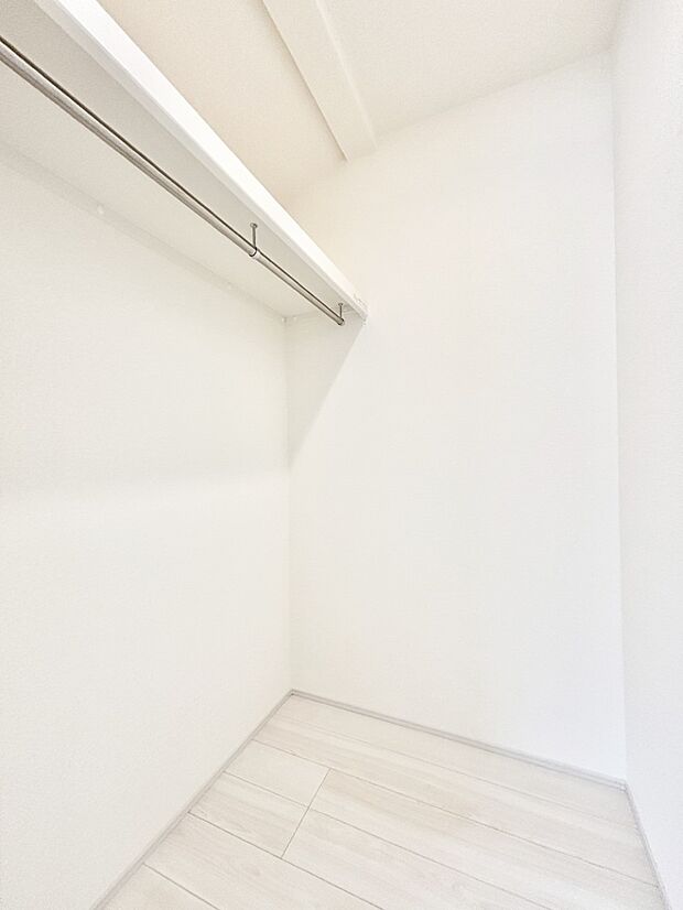 ウォークインクローゼット付きで生活空間を広く利用できます。