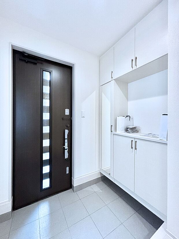 飾り棚を利用して、お越しいただくお客様をおもてなしできます。