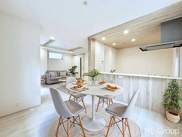 ご家族の賑やかな話し声で包まれる明るいリビング ※家具はCGです