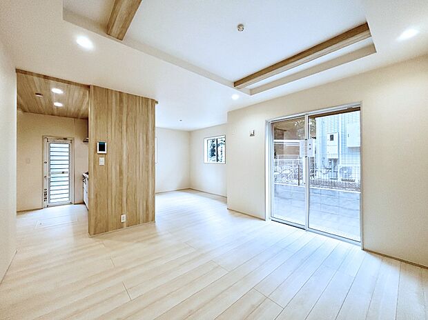 大きな窓からたっぷりの陽光と風を感じられるリビング