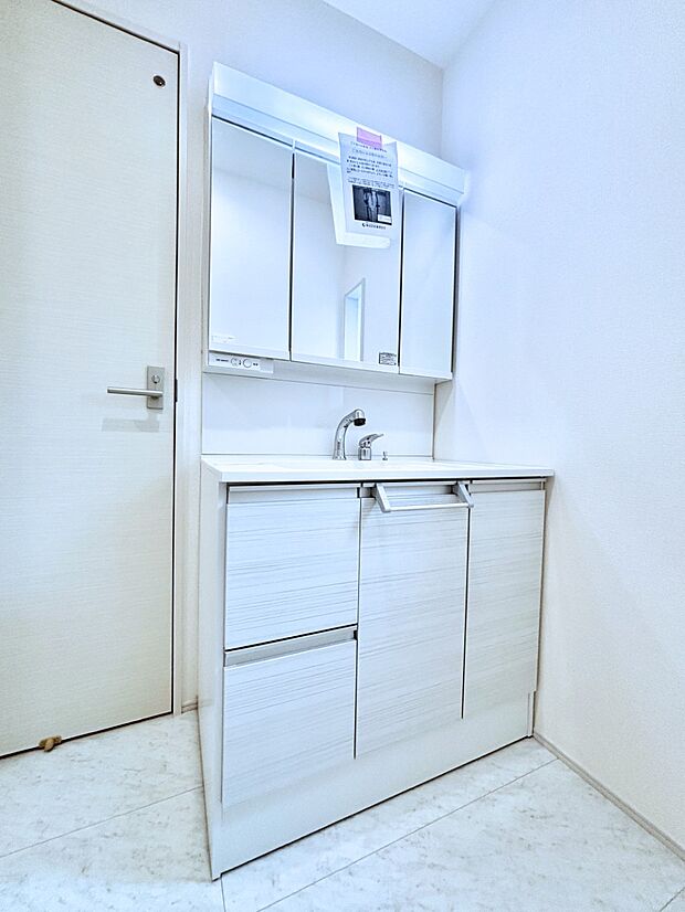 大きく見やすい三面鏡で清潔感ある洗面台は、身だしなみチェックや肌のお手入れにおすすめです。