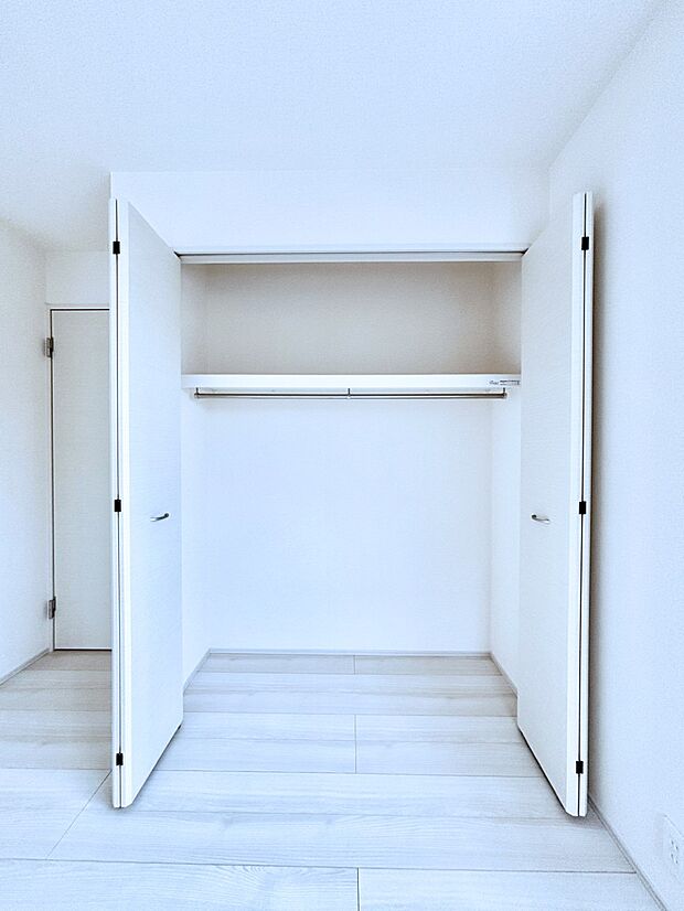 洋室のクローゼット。奥行きがあるので厚手の衣類もすっきり収まります。