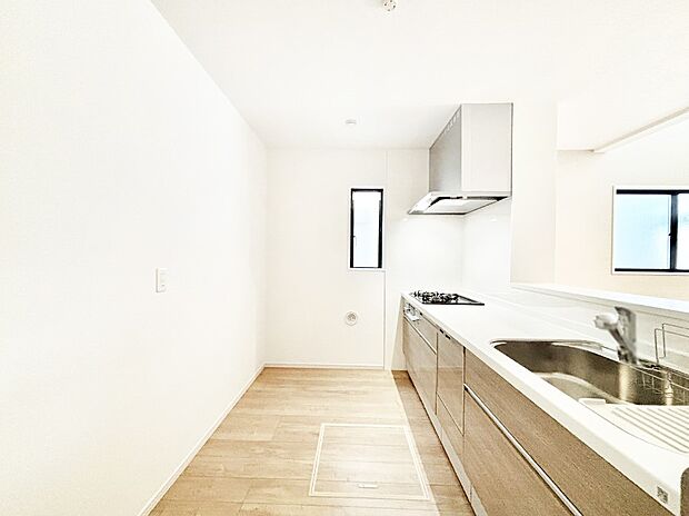 爽やかな風が通り抜けるキッチン。窓があるので明るく換気にも役立ちます。