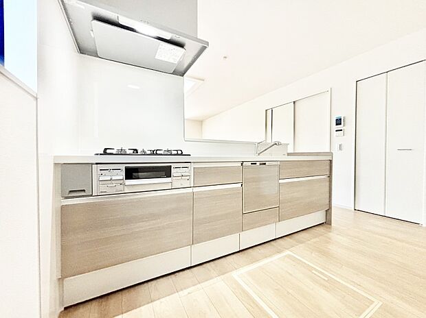 カウンター越しに楽しいおしゃべり。いつものお料理がもっと美味しくなりそうですね。