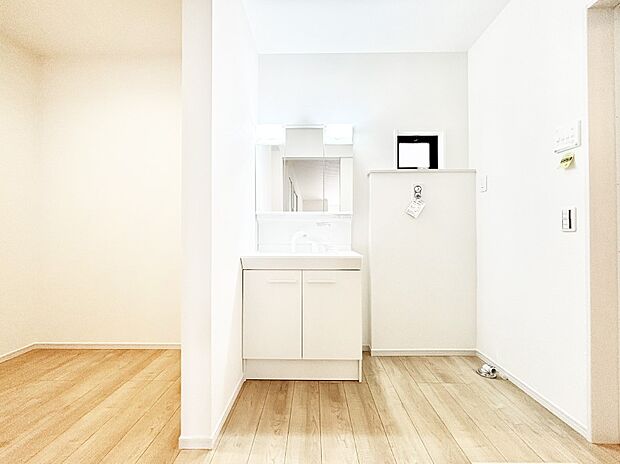 スタイリングに便利な三面鏡、ミラーキャビネットで細かい物スッキリ