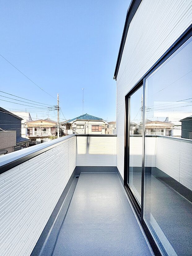 暖かな陽光が降り注ぐバルコニーはお洗濯におすすめ。爽やかな風も心地よいです。