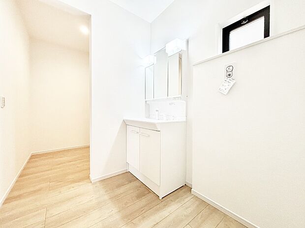 ゆとりの洗面スペースで朝の身支度もラクラク。奥にはファミリークローク。