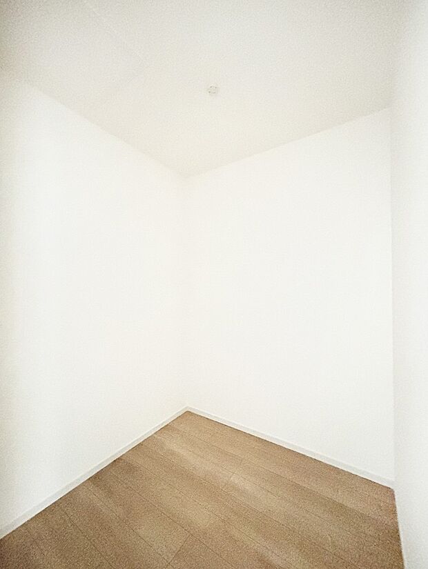 ウォークインクローゼット付きで生活空間を広く利用できます。