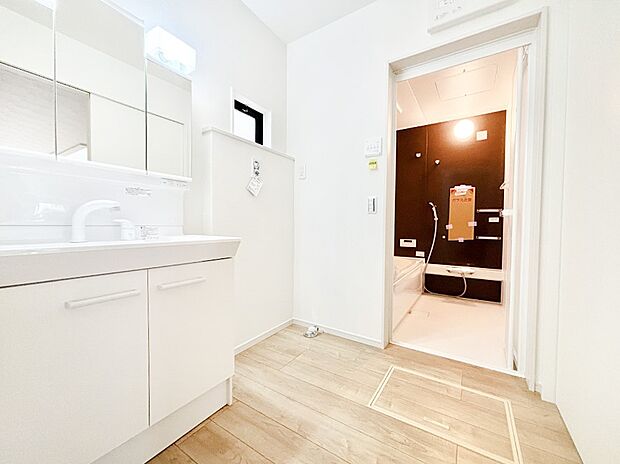 清潔感のある快適空間です。毎日の身支度も気持ち良くお使い頂けます。