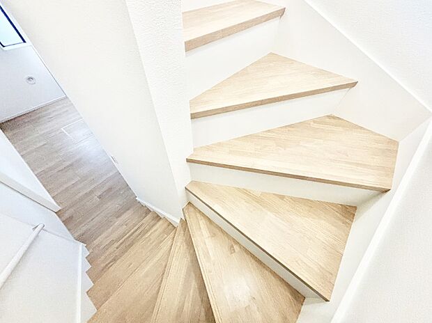 ご家族間のコミュニケーションが深まるリビングイン階段を採用