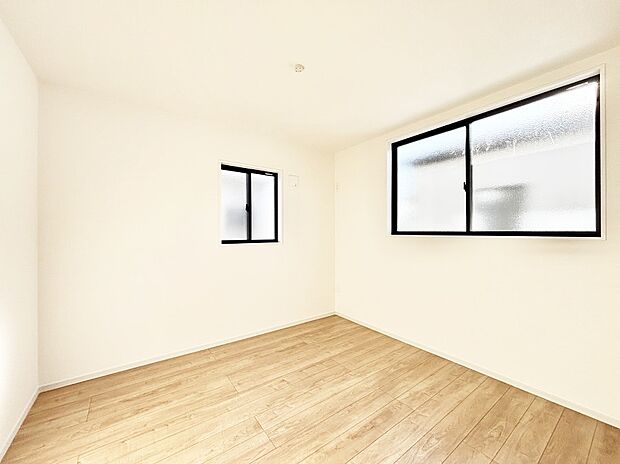 2面採光で気持ちよく自然光が取り入れられるのでお子様のお部屋にもピッタリ