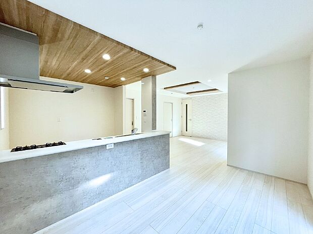 家族の笑顔が自然と生まれてくる、そんな雰囲気のダイニングに仕上がっています。