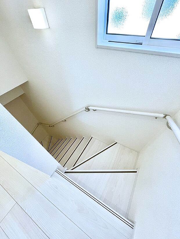 安全性を考慮し階段には手すりを設置しています