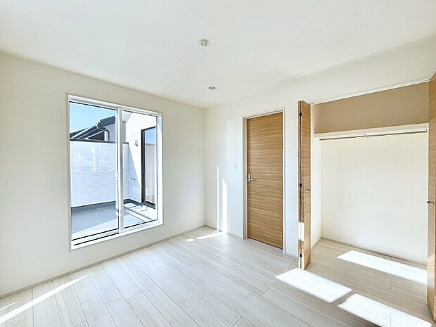 明るいバルコニーサイドに洋室を設置。目覚めの良い寝室に。 