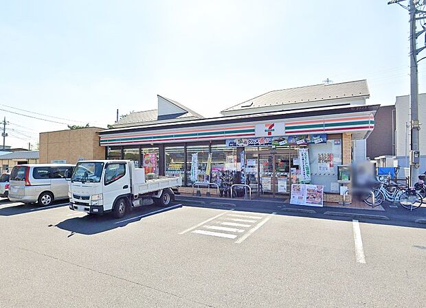 コンビニ 400m セブン-イレブン 草加新里下町店