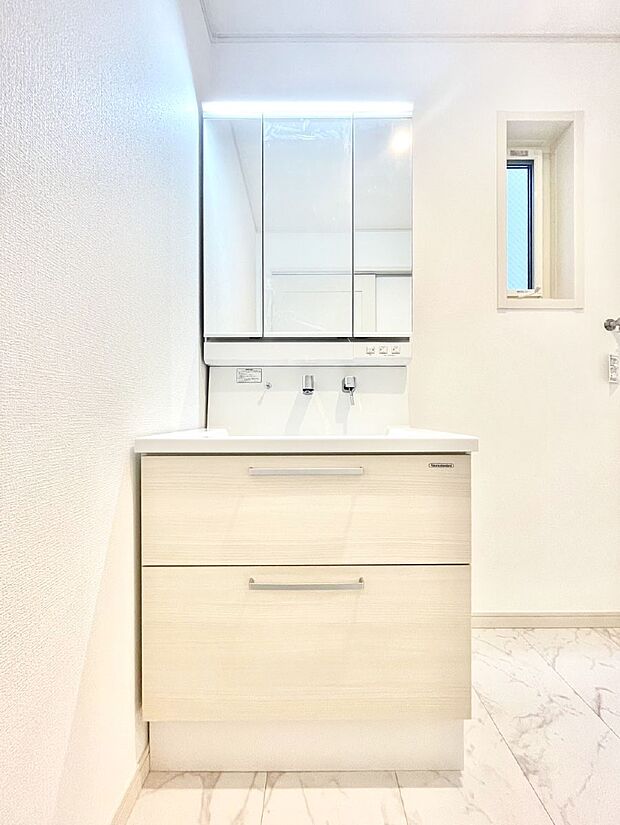 大きく見やすい三面鏡で清潔感ある洗面台は、身だしなみチェックや肌のお手入れにおすすめです。 