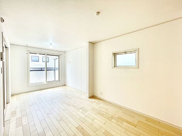 明るい2階リビング！外からの視線をシャットアウトして家族のプライバシーを守ります。