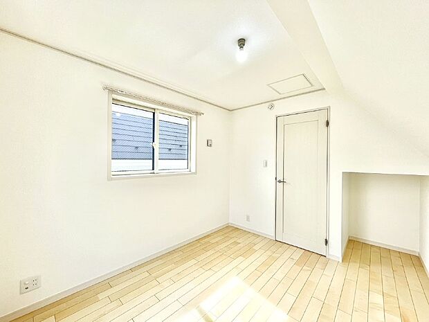 窓からのやさしい光が心地よいプライベートルーム  