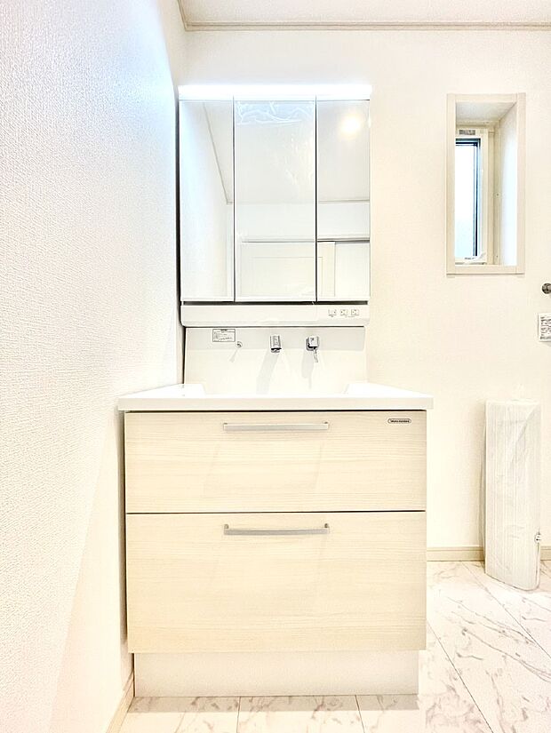 大きく見やすい三面鏡で清潔感ある洗面台は、身だしなみチェックや肌のお手入れにおすすめです。 