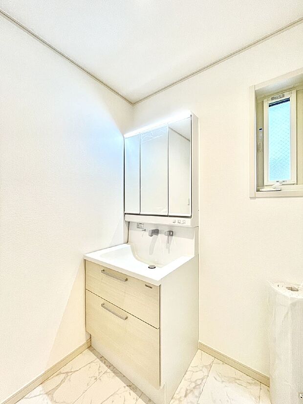 明るい洗面所は毎朝の身支度も楽しくできちゃいそうです。